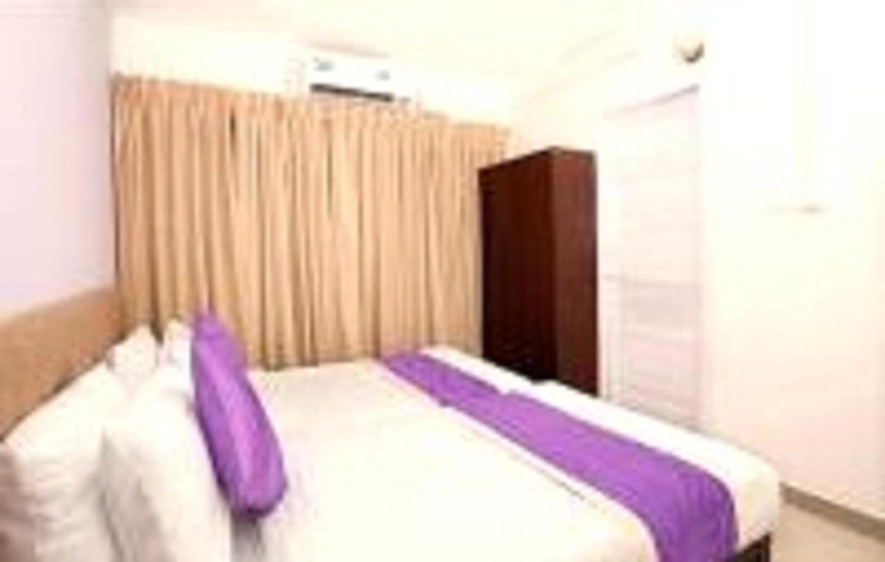 فندق V Bee Plaza تريفِندرم المظهر الخارجي الصورة