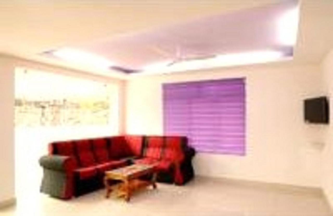 فندق V Bee Plaza تريفِندرم المظهر الخارجي الصورة